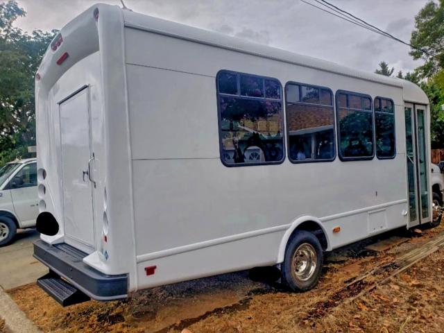 Ford Econoline E450 Super Duty Cutaway Van Image 4