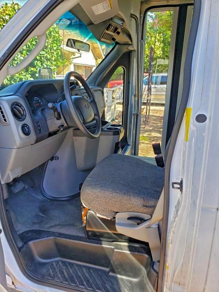 Ford Econoline E450 Super Duty Cutaway Van Image 2