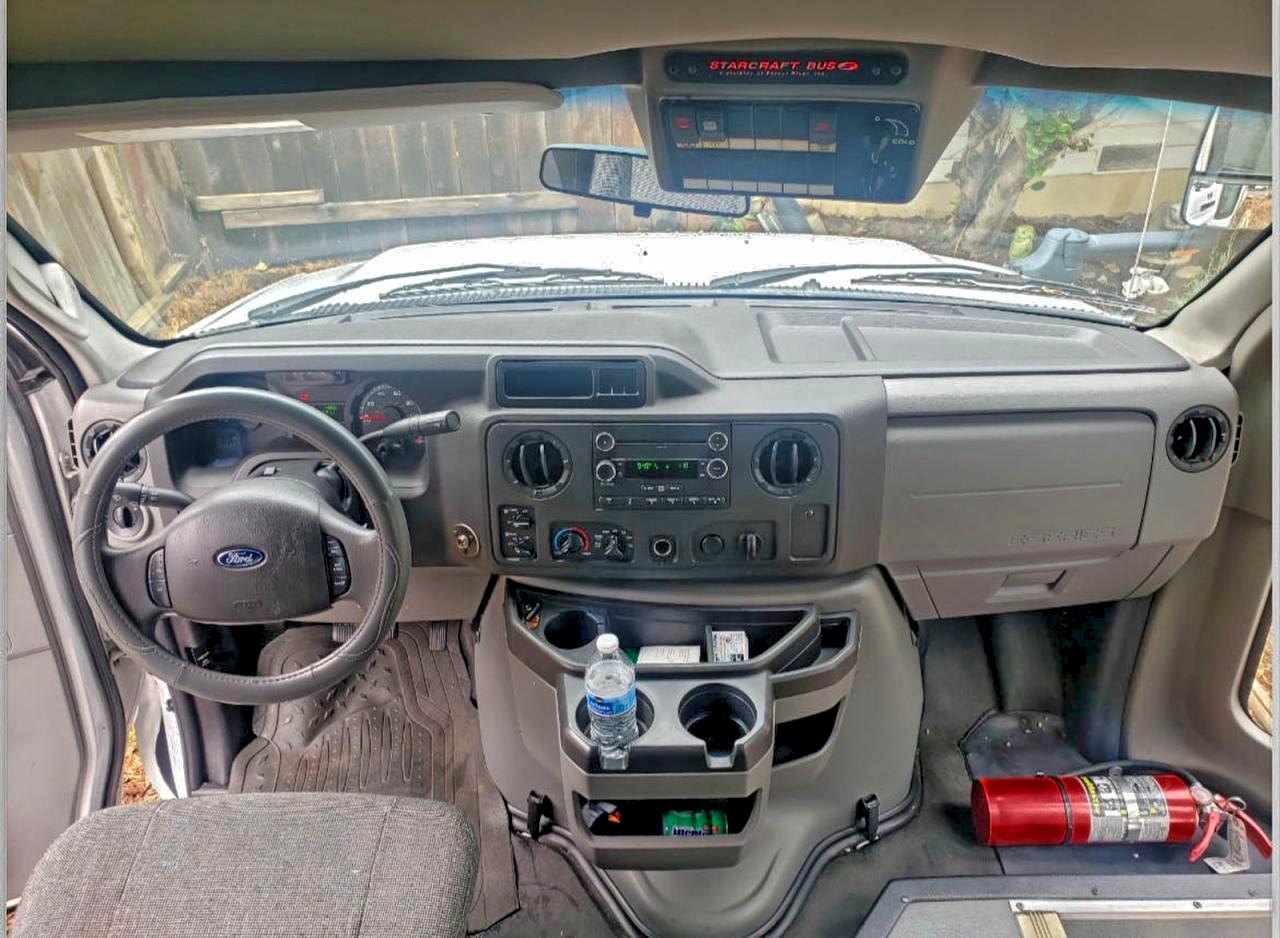 Ford Econoline E450 Super Duty Cutaway Van Image 3