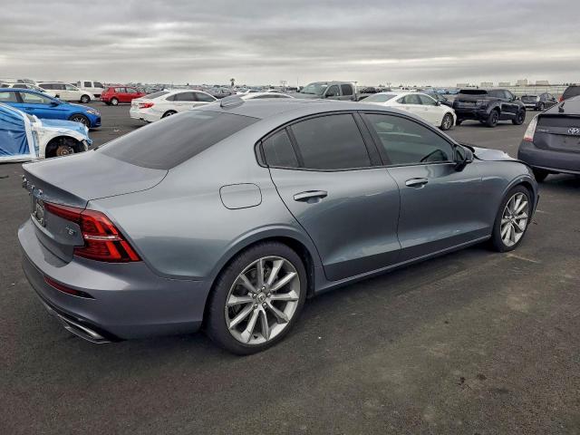 Volvo S60 T5 Momentum Image 2